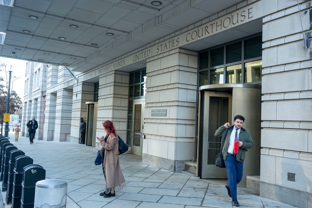 Juez rechaza restablecer de inmediato el acceso de la agencia AP a la Casa Blanca tras disputa por el nombre del golfo de México