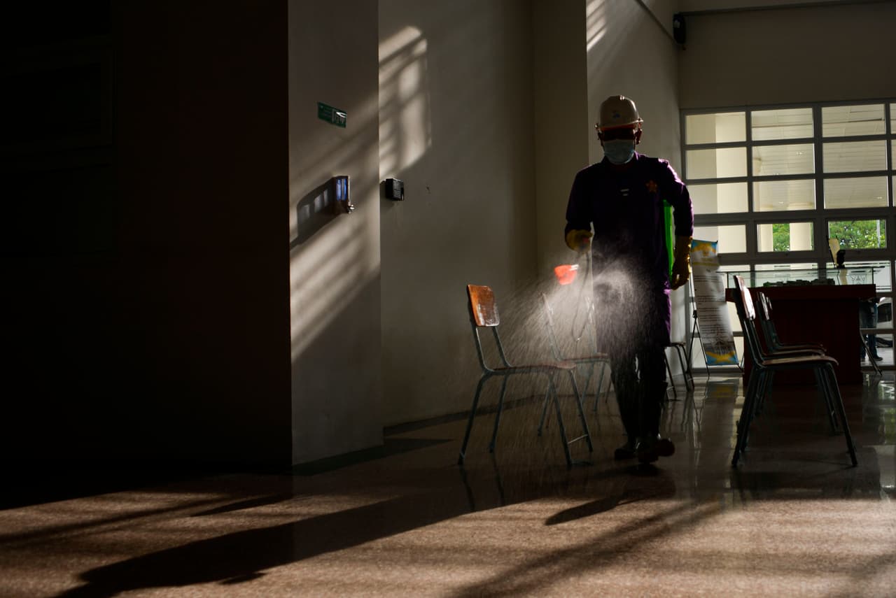 <a href="https://www.ibhe.org/Institution_COVID-19.asp" target="_blank">Aquí puede ver las últimas actualizaciones y una lista completa</a> de cada universidad pública en el estado, así como universidades privadas, institiciones independientes, escuelas privadas y vocacionales, y más. En cuanto nueva información sea públicada, la aunciaremos.