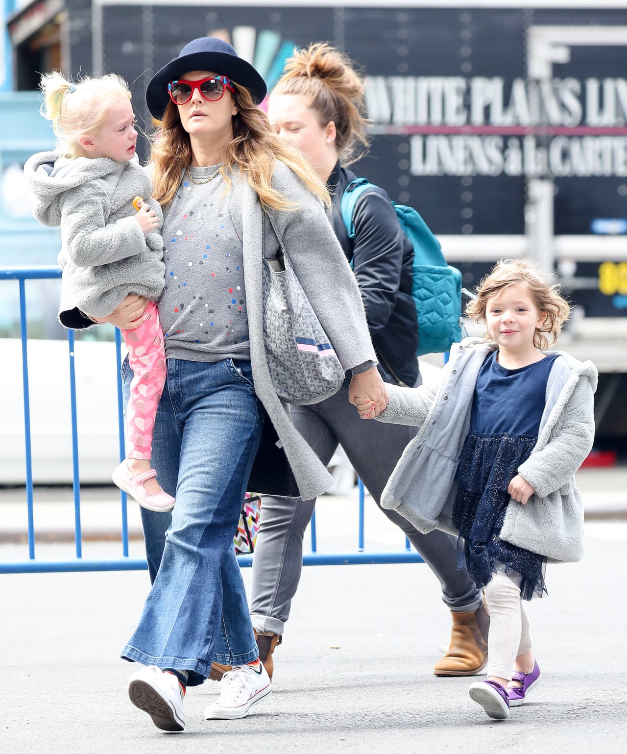 La actriz Drew Barrymore y sus hijas, Frankie y Olive Barrymore Kopelman, fueron vistas de en el Madison Square Garden, en la ciudad de Nueva York, de camino al circo.