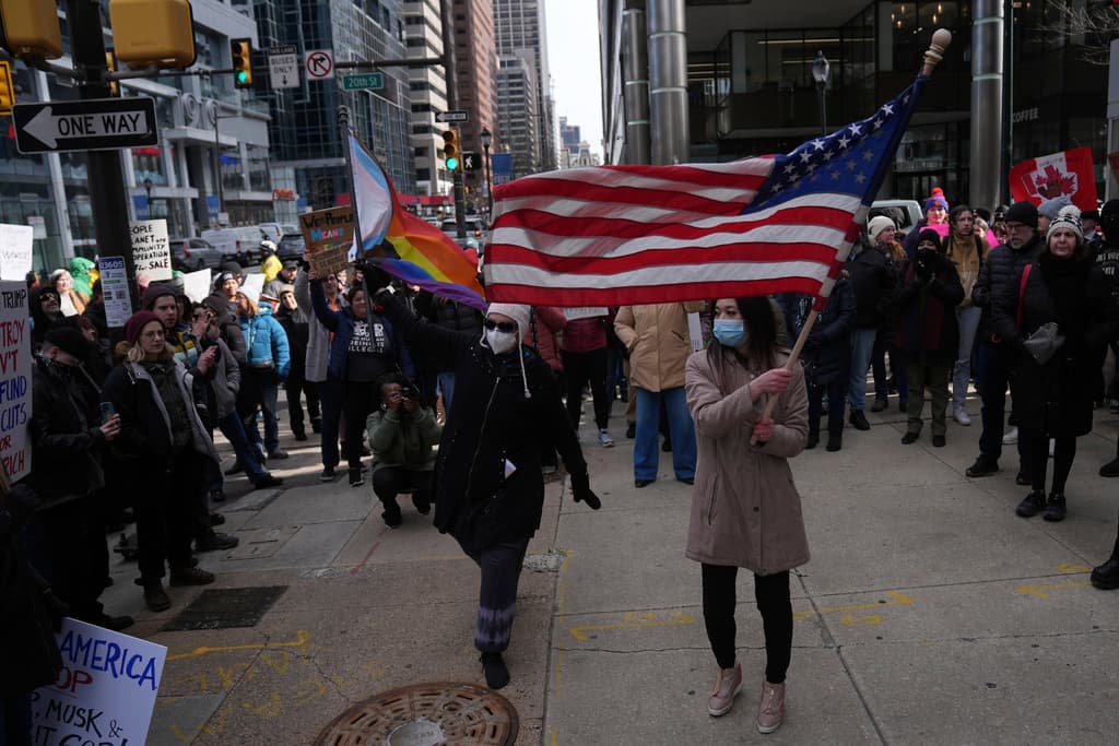 Manifestantes protestan contra el Proyecto 2025 en Filadelfia, el miércoles 5 de febrero de 2025. (Foto AP/Matt Rourke)