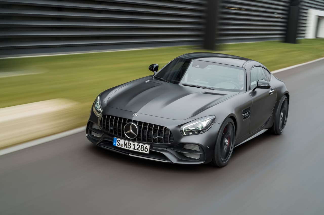 El nuevo Mercedes-AMG GT C Coupe utiliza una impresionante serie de avances tecnológicos para lograr las mejores dinámicas de manejo posible. Visualmente el GT C se distingue por su mayor distancia entre las ruedas traseras y sus cuartos traseros más musculares necesarios para alojar 
<b>su sistema de dirección activa en el eje trasero</b>. Los guardafangos traseros son 2.25 pulgadas más anchos que el los GT y GTS dándole a la parte trasera del GT C la misma apariencia del GT R.