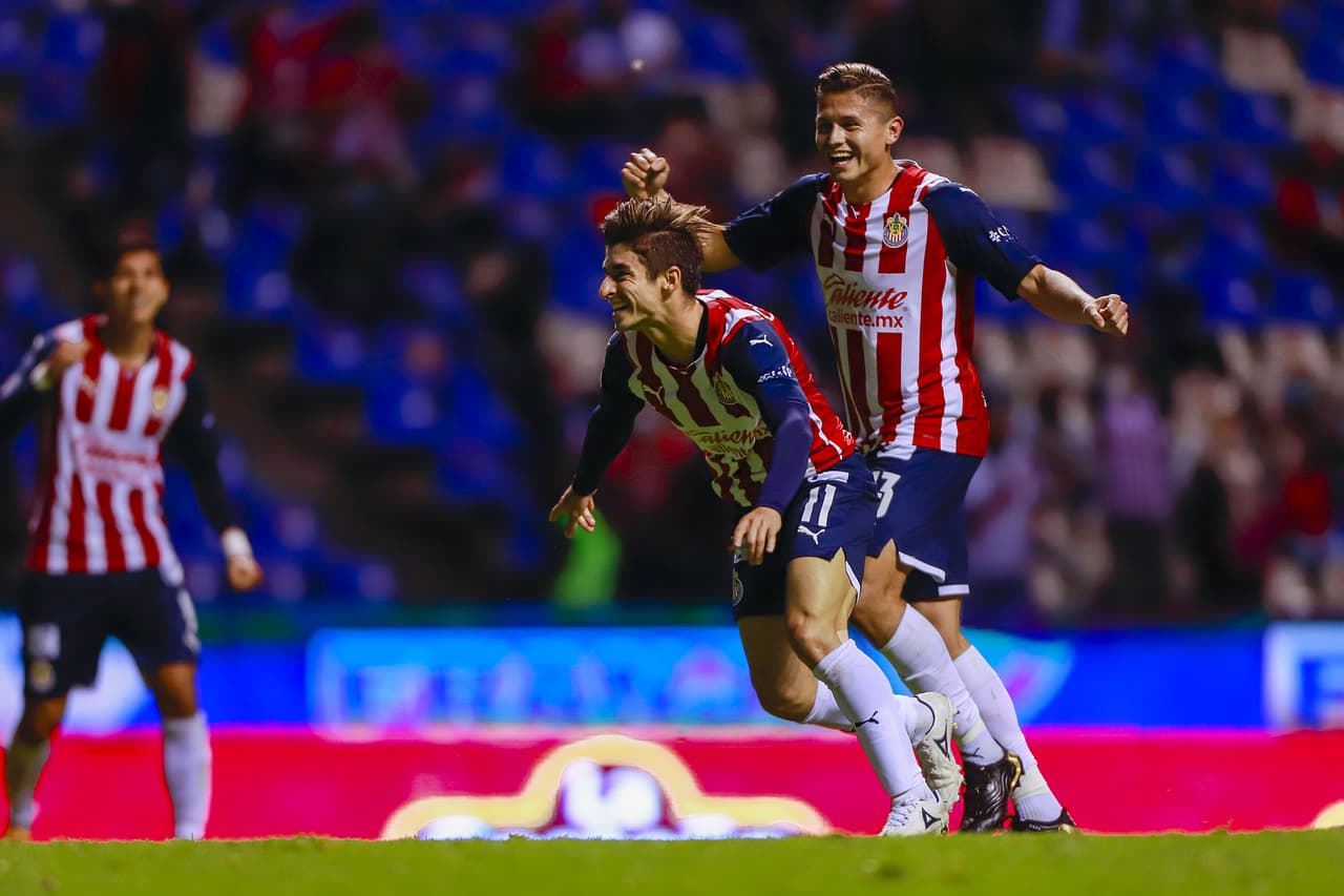 Cuando parecía que Puebla podría empatar, Isaác Brizuela tomó el balón en tres cuartos de cancha, avanzó y sacó un tremendo remate de larga distancia para el 0-2.