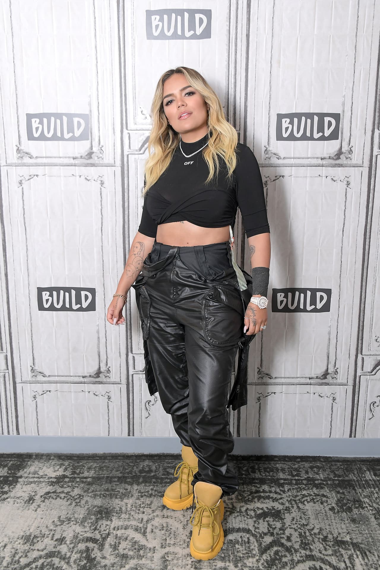 Coincide con su prometido en que
<b>"<a href="https://www.univision.com/famosos/karol-g-revela-tres-detalles-que-no-podran-faltar-en-su-boda-con-anuel-fotos">quiero algo súper simple, algo natural</a>, algo pequeño"</b>.
<br>