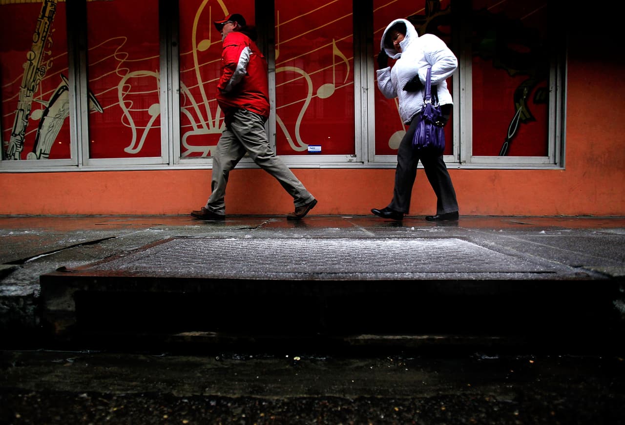 Dos personas pasean por Nueva Orleans, Louisiana, el pasado 28 de enero. Shrevenport, Louisiana, registró su menor temperatura desde 1930 el lunes 15 de enero, con 1ºF (-17.2ºC), 
<a href="https://weather.com/safety/winter/news/2021-02-14-record-cold-temperatures-plains-midwest-february" target="_blank">de acuerdo con weather.com</a>. 
<br>