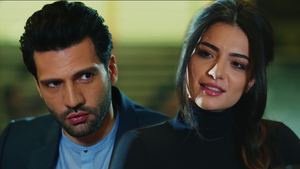 Al enterarse del interés amoroso de Asu por Kemal, Emir no dudó en invitarla a una cena para platicar sobre su rival de amores y proponerle una alianza en beneficio de ambos. Pero Asu le advirtió al millonario que no haría ni permitiría algo que dañara a su amado.