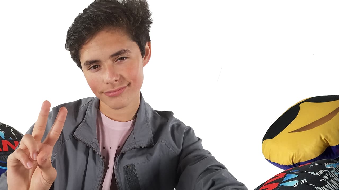 Otro mexicano que sigue en la competencia es
<b>Edward Baeza</b>, quien lo dio todo con un tema de Chino y Nacho.
<a href="http://www.univision.com/shows/la-banda/edward-canto-el-ultimo-viernes-video" target="_blank">¿Te acuerdas de su audición?</a>