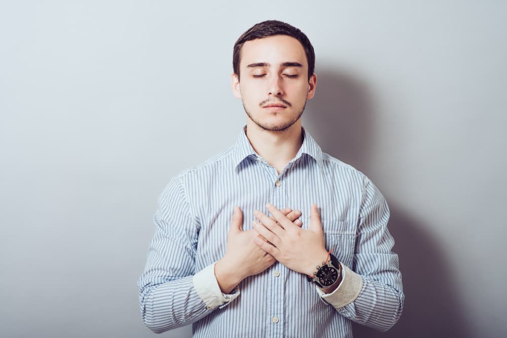 Aquí la clave es dejar atrás el miedo y atreverse a amar. Recordemos que no podemos dar lo que no tenemos, así que en principio tenemos que pensar en darnos amor incondicional, amarnos, aceptarnos, ser empáticos con nosotros, y ya después: darle lo mismo a los demás.