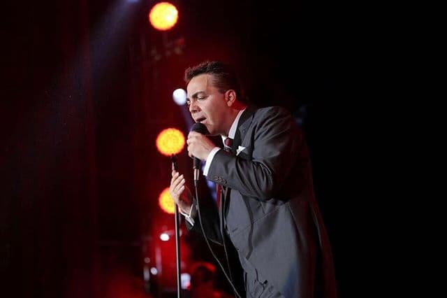 El cantante mexicano, Cristian Castro, inició su carrera musical en el género pop.