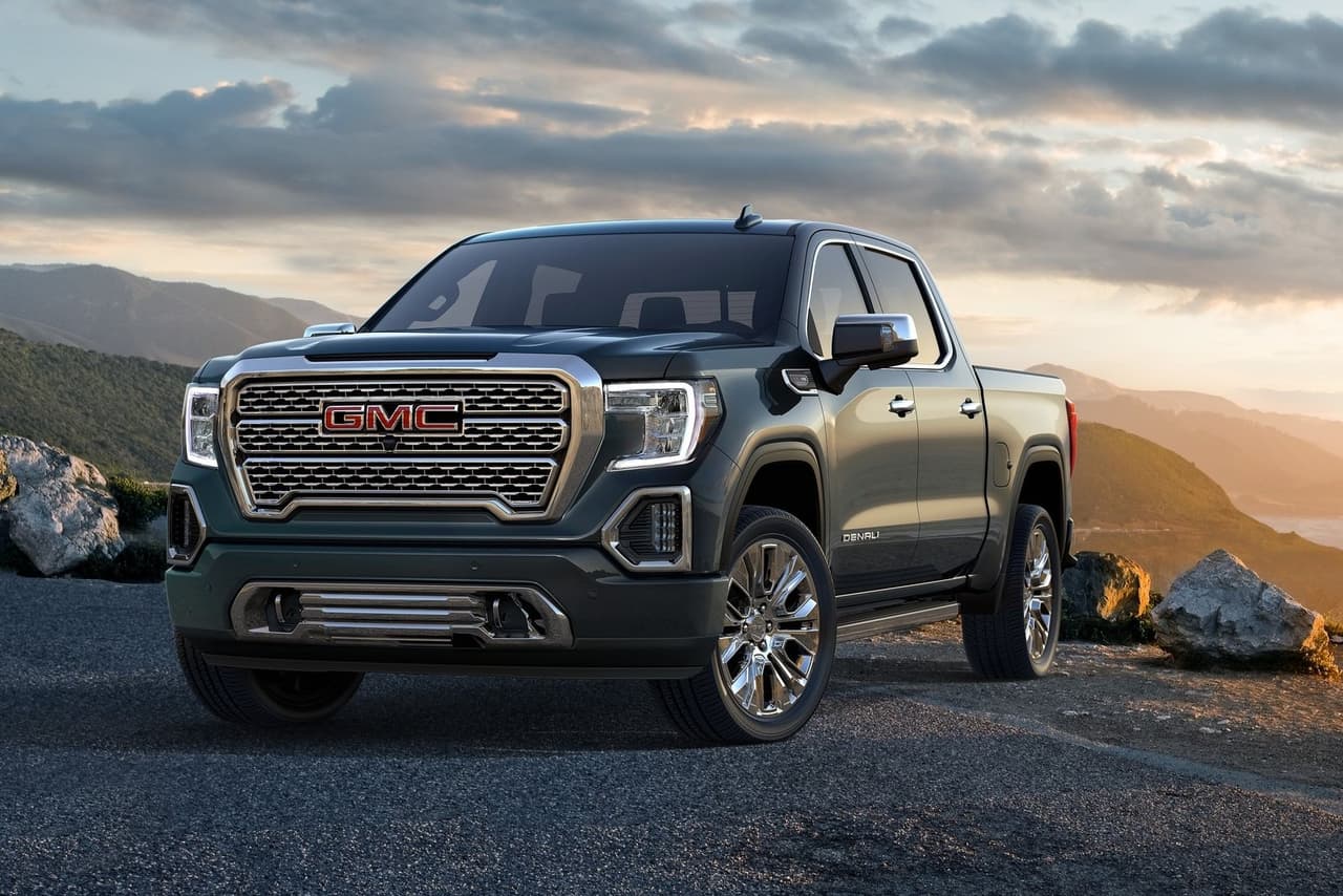 <h3 class="cms-H3-H3"><b>Pickup de tamaño completo - GMC Sierra 1500 2021</b></h3>
<br>
<br>
<b>Versión más eficiente: </b>4 cilindros en línea de 2.7 litros, transmisión automática de 8 velocidades, RWD
<br>
<br>
<b>Economía de combustible:</b> 21 mpg combinado (20 mpg en ciudad / 23 mpg en carretera)
<br>
<br>
<b>Precio inicial: </b>37,440 dólares
<br>
<br>
<b>Capacidad de remolque: </b>6,900 libras
<br>
<br>
<b>Capacidad de carga útil:</b> 2,280 libras
