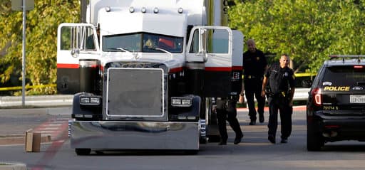 <b>23 de julio de 2017:</b> Oficiales de policía de San Antonio revisan un tráiler en el que 
<a href="https://www.univision.com/local/san-antonio-kwex/sube-a-10-el-numero-de-inmigrantes-muertos-por-asfixia-y-deshidratacion-en-un-camion-hallado-en-san-antonio">viajaban 39 inmigrantes, 8 de los cuales fallecieron asfixiados</a> dentro de la caja de acero. El documento de la demanda contra el conductor James Bradley relata 
<a href="https://www.univision.com/local/san-antonio-kwex/los-inmigrantes-que-iban-en-el-camion-hallado-en-texas-golpearon-las-paredes-y-pidieron-ayuda-pero-el-chofer-nunca-los-escucho" target="_blank">las horas de angustia que vivieron las personas que eran trasladadas a EEUU</a>. Se cree que iban escondidos hasta 200 inmigrantes.
