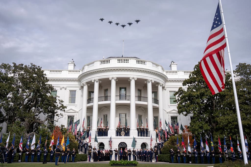 Aviones militares sobrevuelan la Casa Blanca mientras el presidente Donald Trump da la bienvenida al príncipe heredero de Arabia Saudita, Mohammed bin Salman, el martes 18 de noviembre de 2025, en Washington.