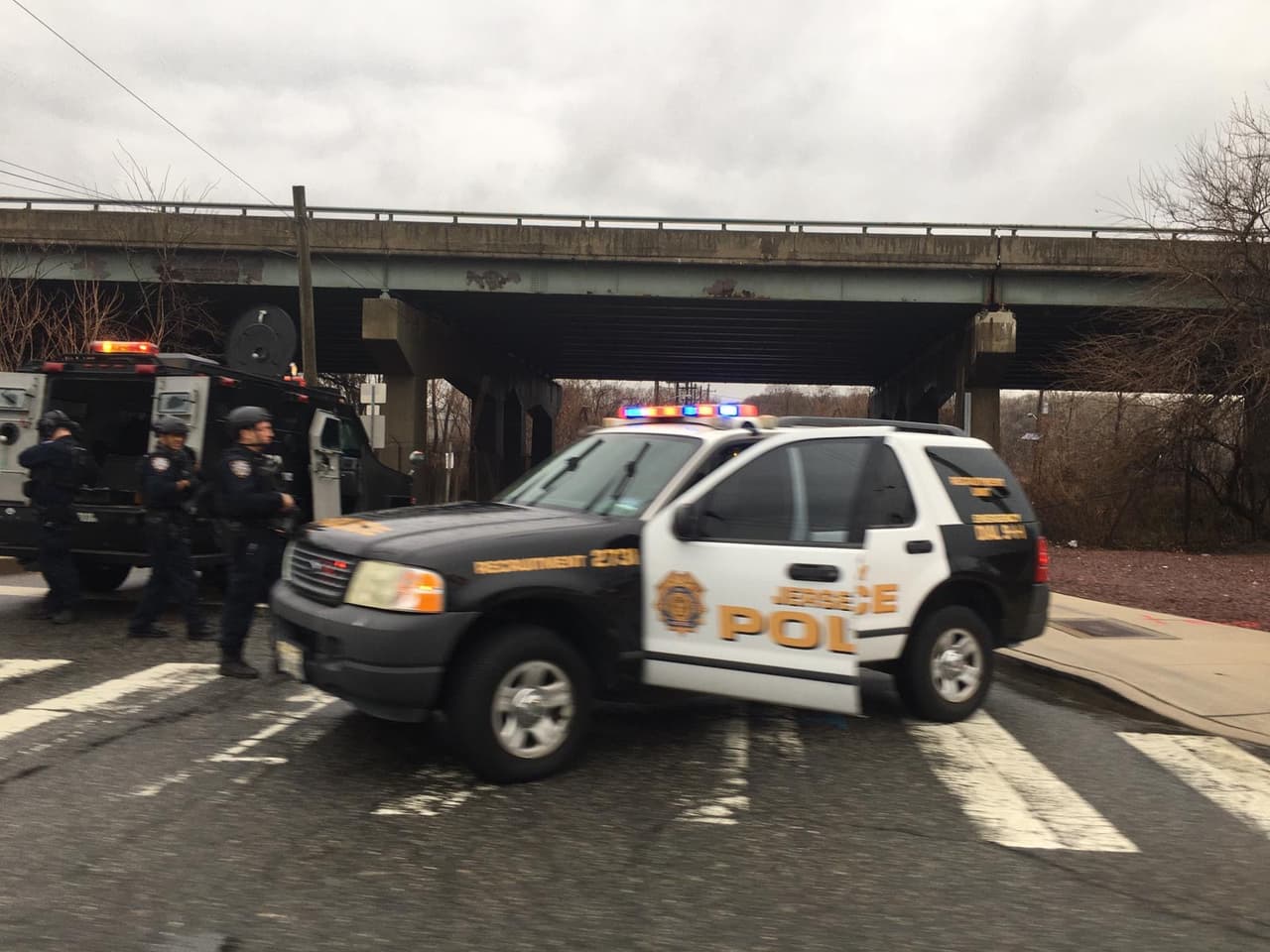 Cierran ingresos a Jersey City y frenan transporte público tras tiroteo