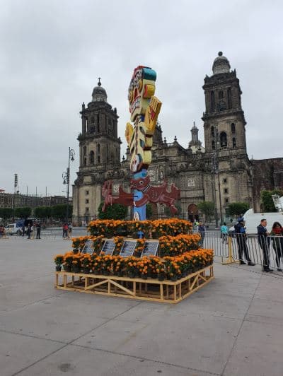 Asimismo, la ofrenda representa los cuatro mundos a donde se dirigen los muertos según la cosmovisión mexica: el Mictlán, el Tonatiuhichan, el Tlalocan y el Chichihuacuauhco.
<br>