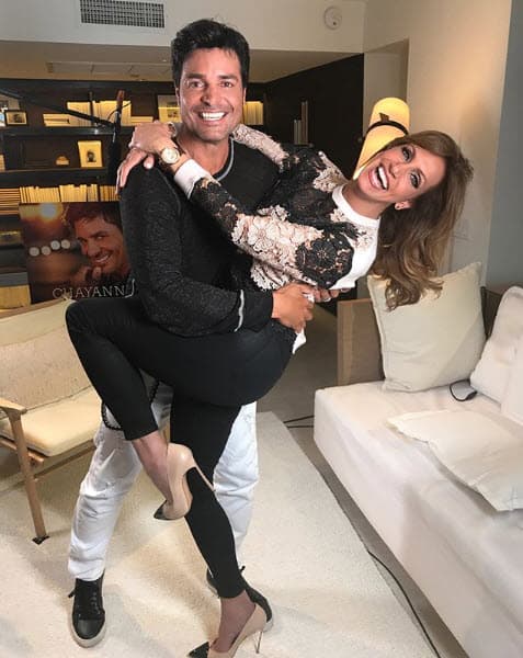 Pero Lili no sólo tiene como amigo al guapo cantante mexicano, sino que a su lista también se unen personalidades como Chayanne, por el que levantó la envidia de muchas mujeres.