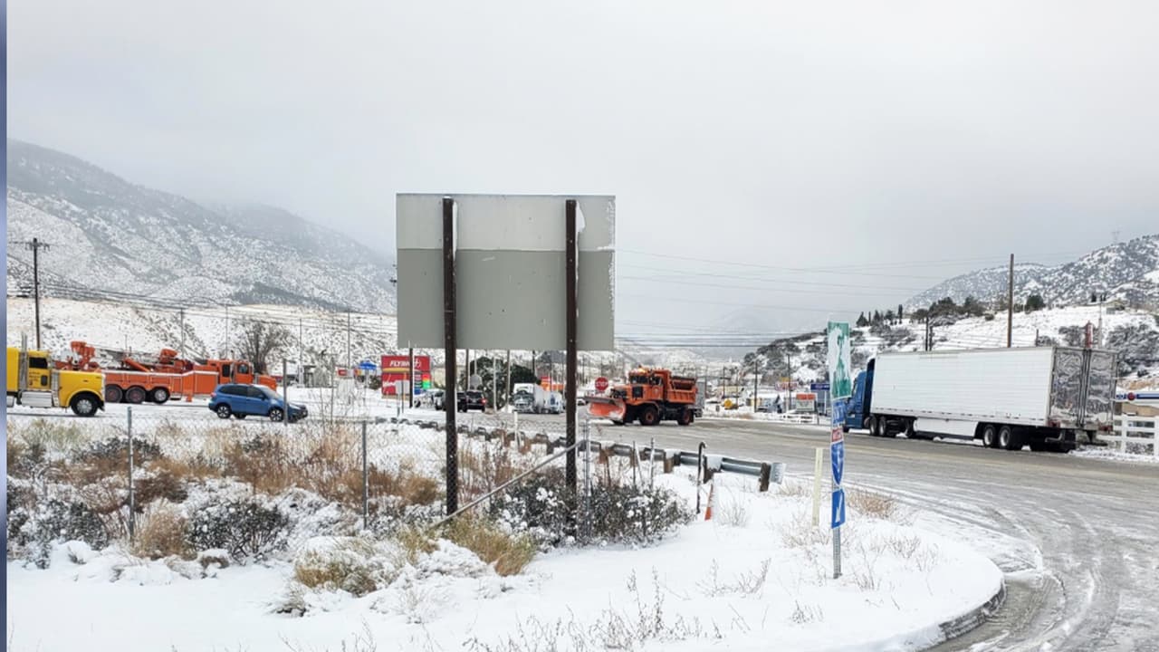 Imagen de Fort Tejon este mediodía cuando en un momento los automovilistas atascados entre Caistaic, y Grapevine pudieron avanzar.