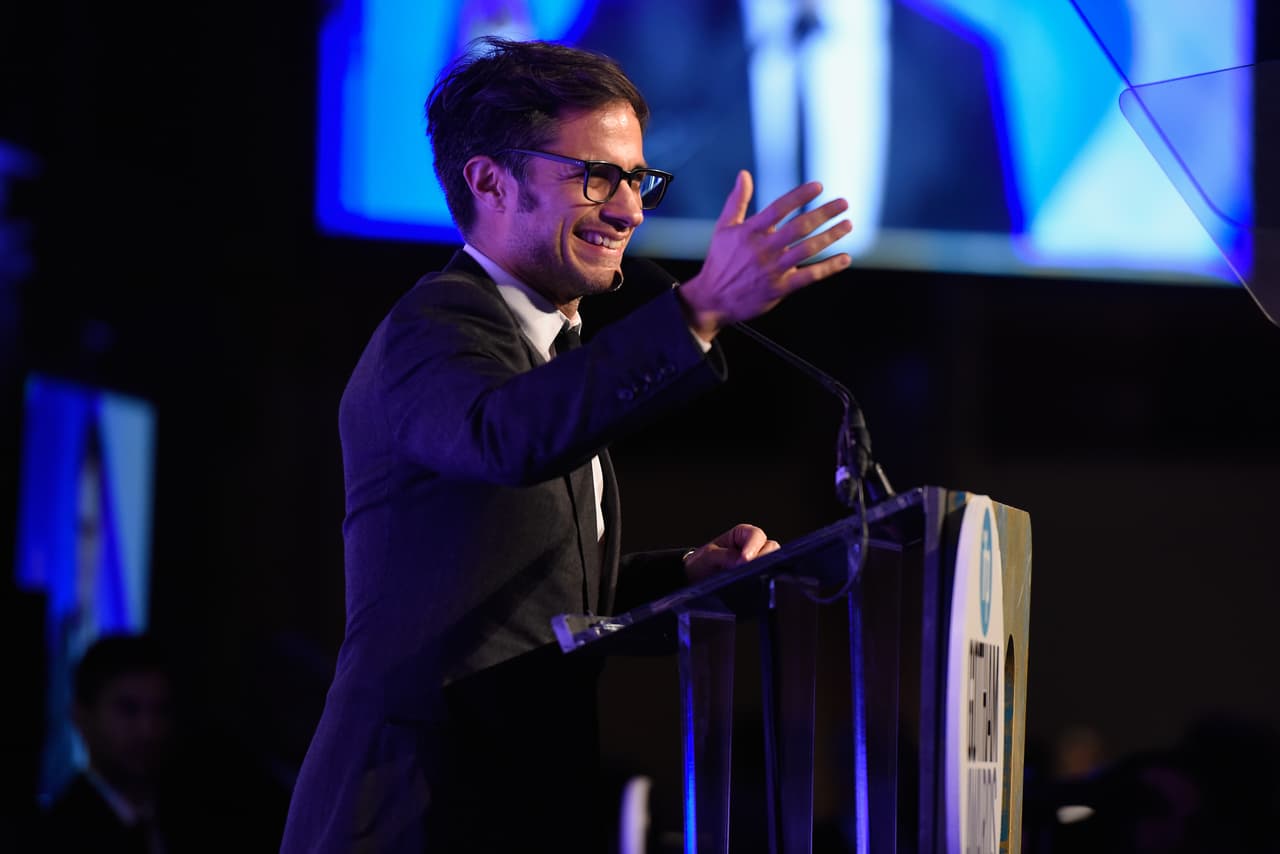 El actor de 'Babel' y 'Mozart in the Jungle' en el escenario.