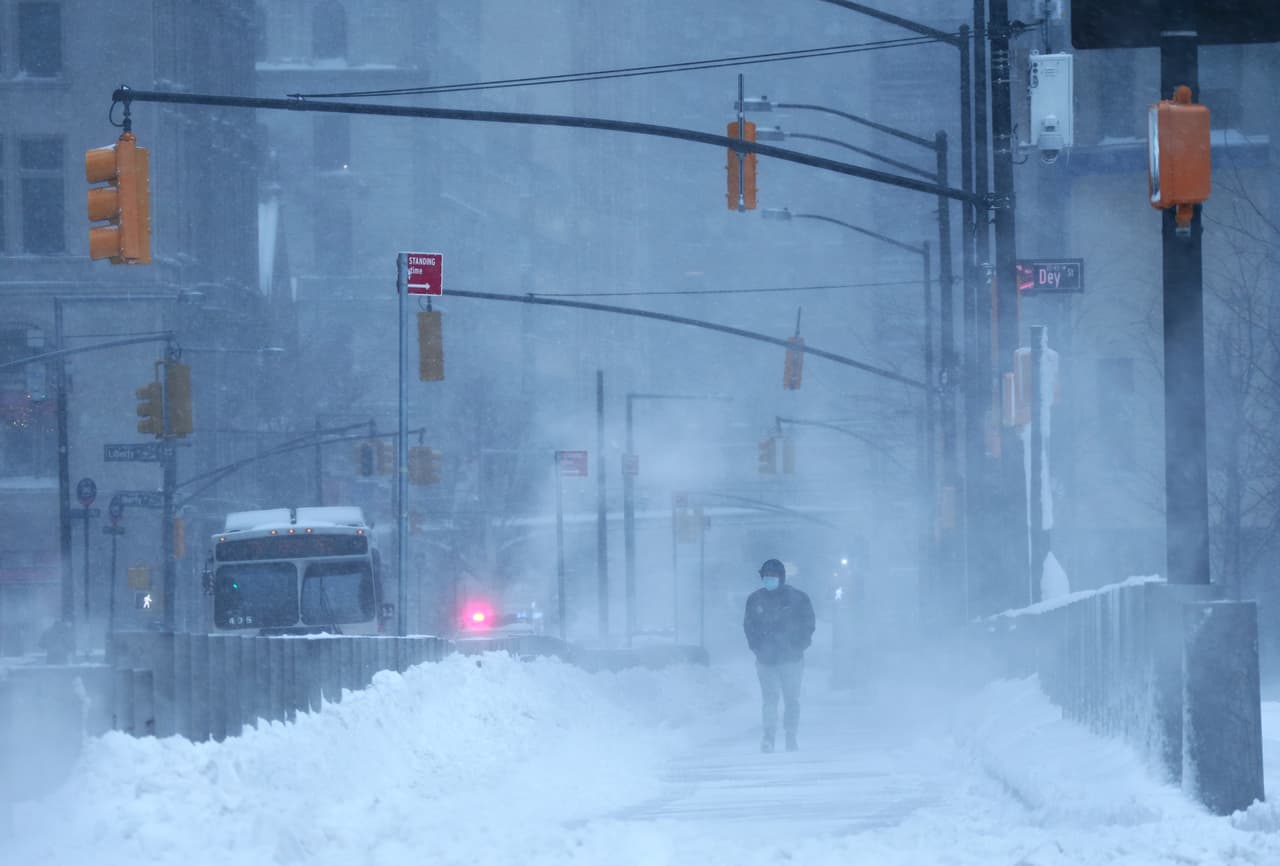 Una persona camina por Church Street en el bajo Manhattan durante la tormenta