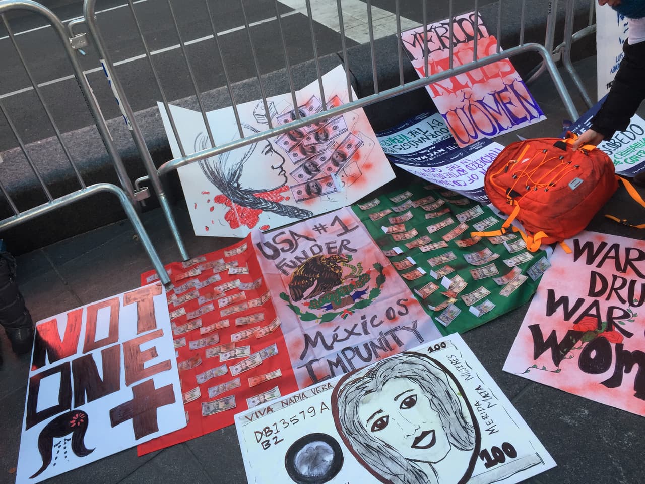 Las pancartas inundaron Times Square.