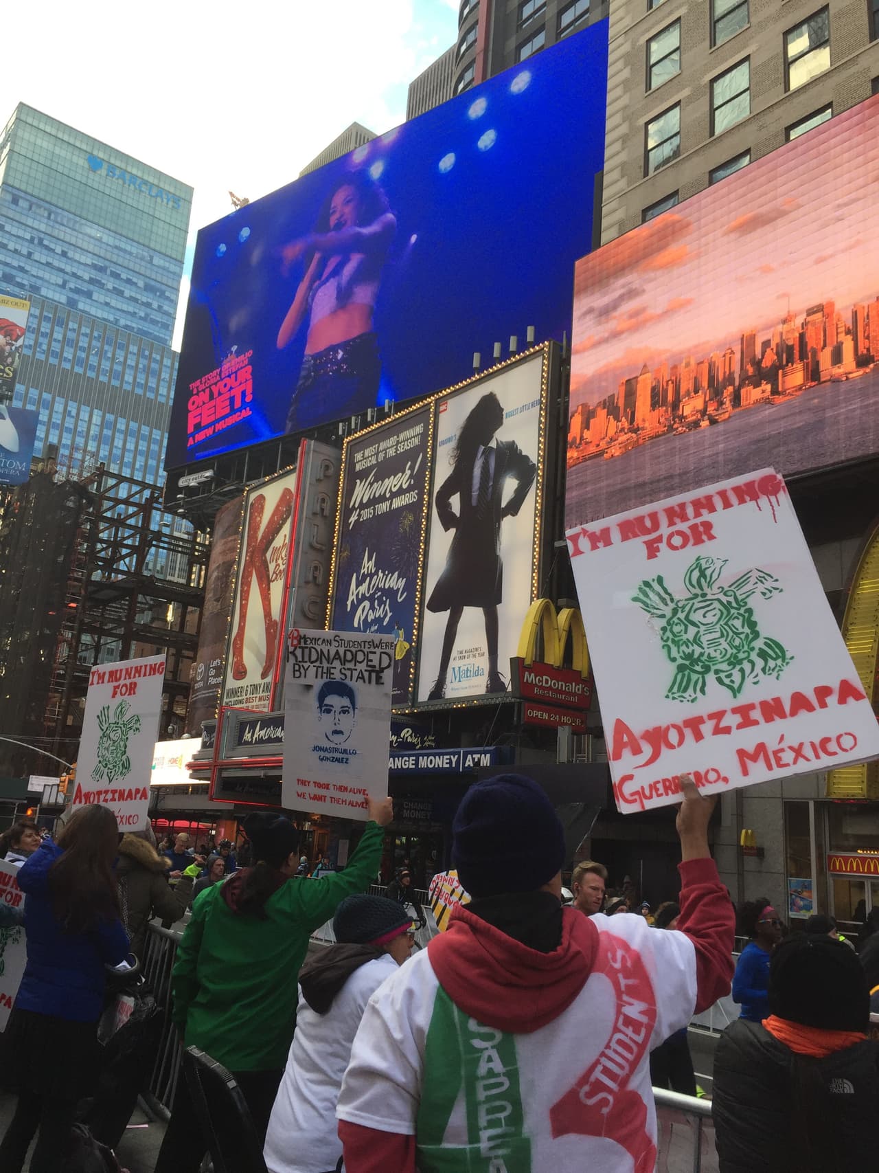 Antonio Tizapa recibió el apoyo de unos 50 activistas.