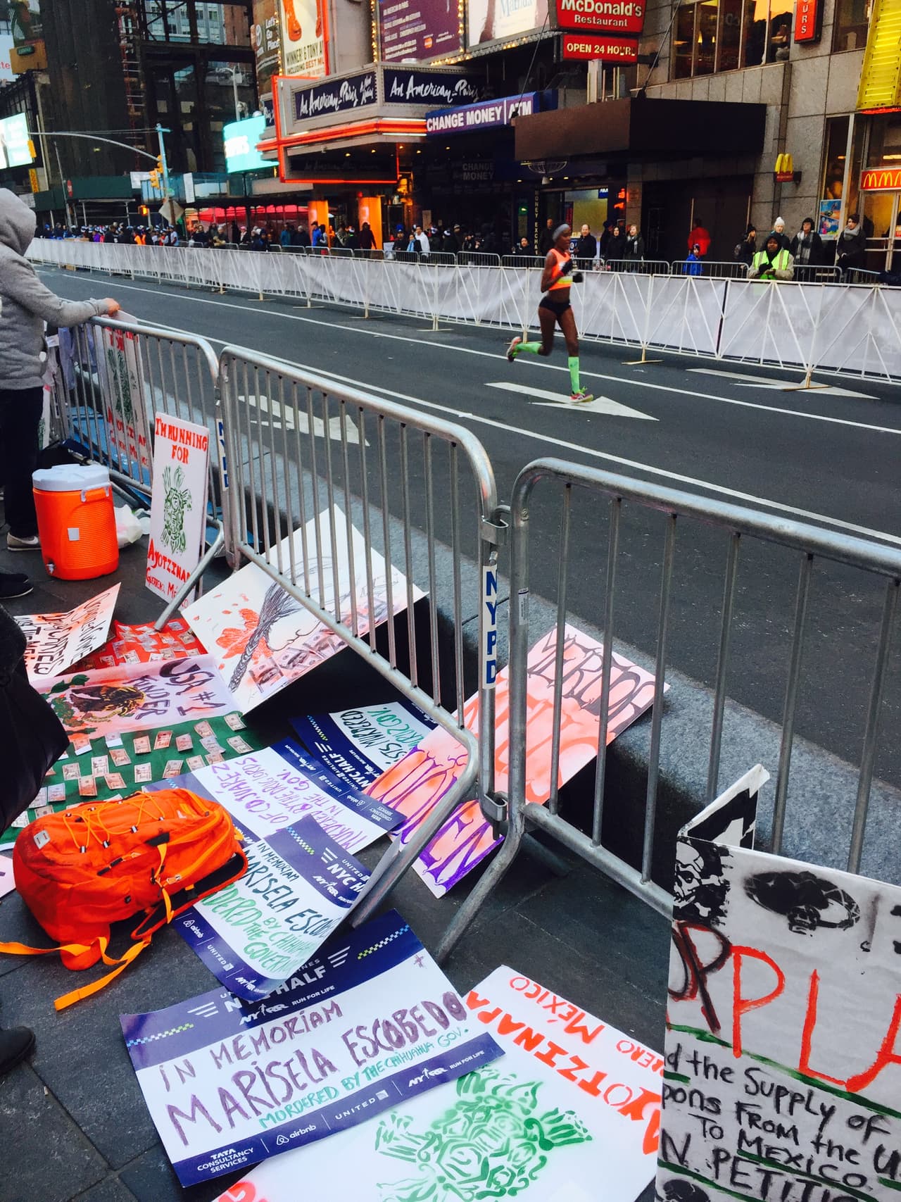 El United Airlines NYC Half fue el escenario de una enérgica protesta.