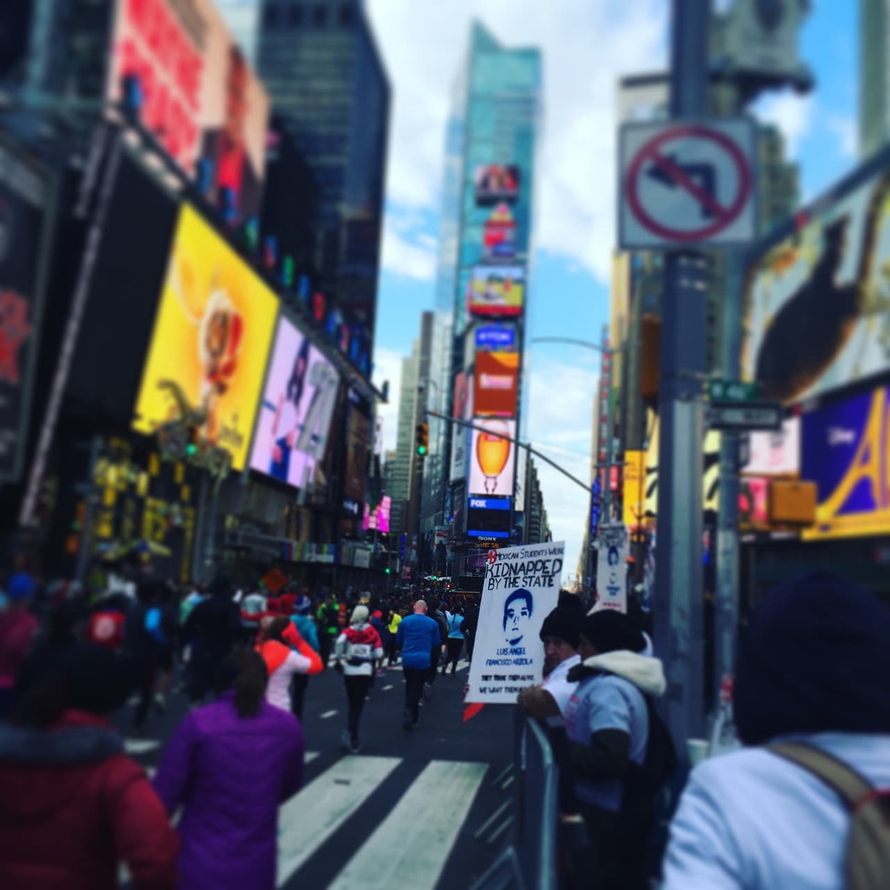 Pese al frío, unos 50 activistas se congregaron en Times Square para pedir justicia para los 43 estudiantes de magisterio.