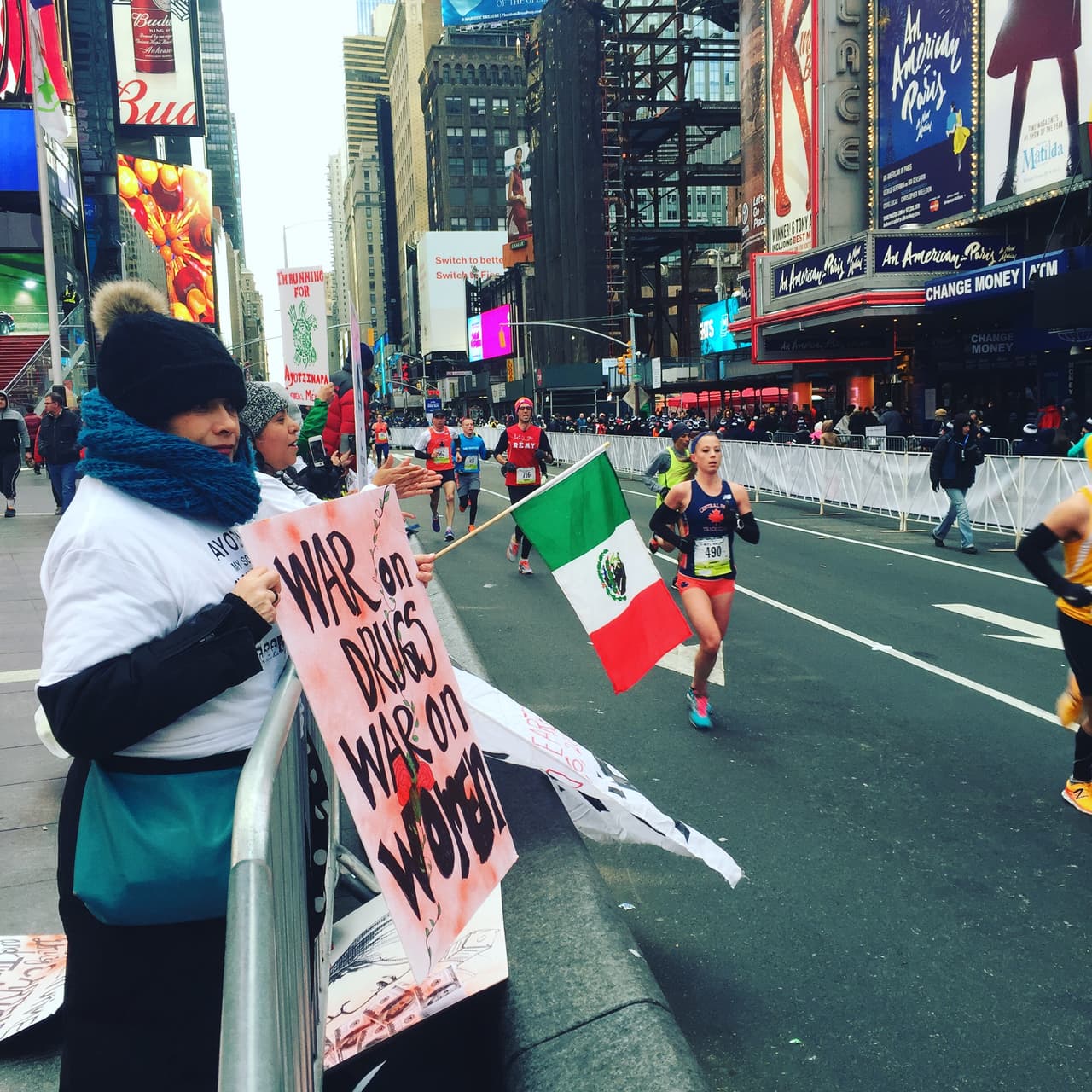 Los activistas llegaron a las 6:00 am para apoyar a Antonio Tizapa.