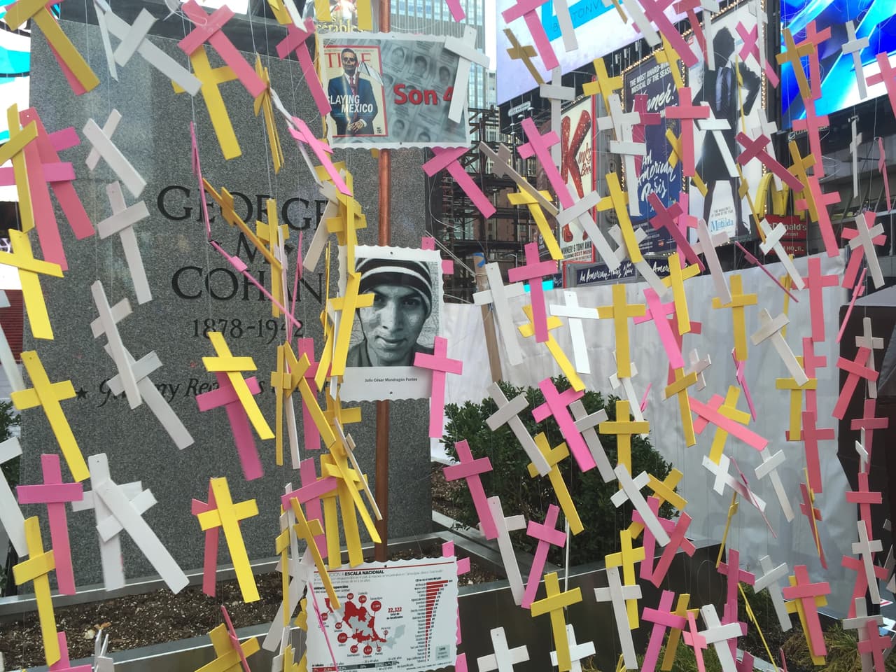 Las instalaciones de arte fueron parte de la protesta en Times Square.