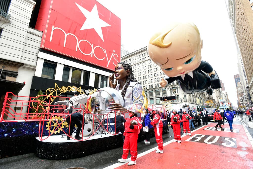 Olay y Jefe en Pañales fueron de los personajes que desfilaron en el Desfile Anual del Día de Acción de Gracias de Macy's apoyados por técnicos que portaron en todo momento mascarillas y procuraron el espacio seguro necesario entre ellos.