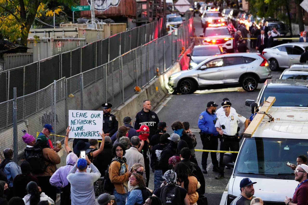 Personas se reúnen en el lugar de un tiroteo mientras las fuerzas del orden trabajan en la zona, el jueves 8 de octubre de 2026, en Nueva York.