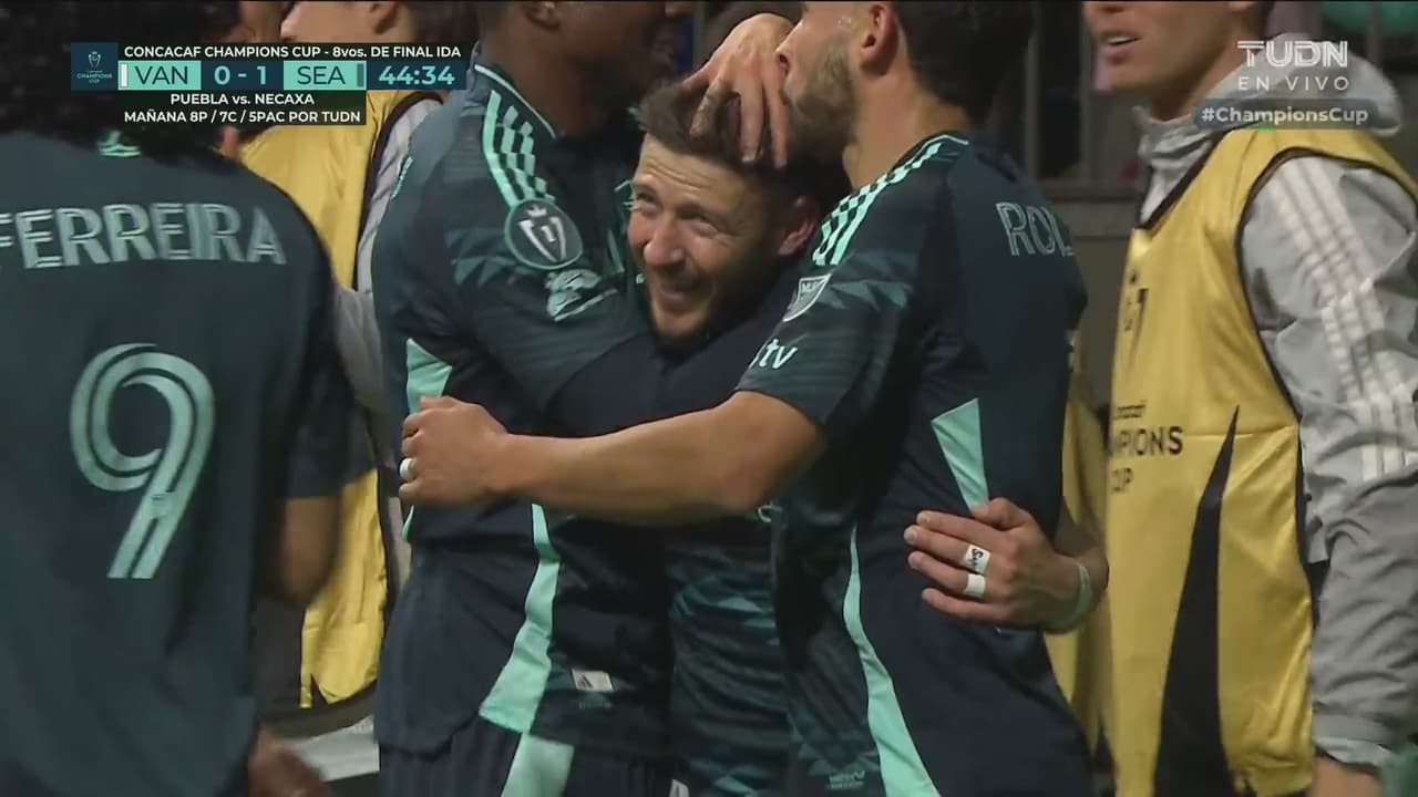 ¡Error de Vancouver! Seattle lo traduce en gol de Arriola