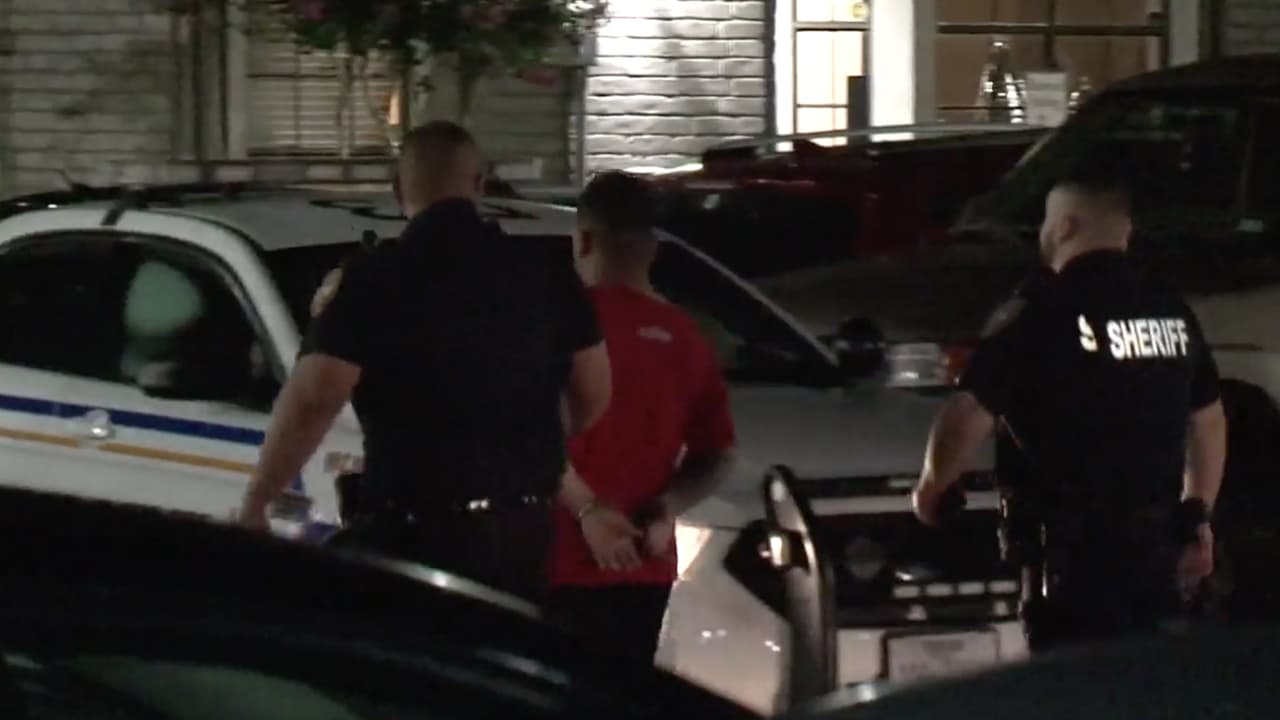 Bala perdida hiere a un veterano de guerra mientras cenaba en su sofá