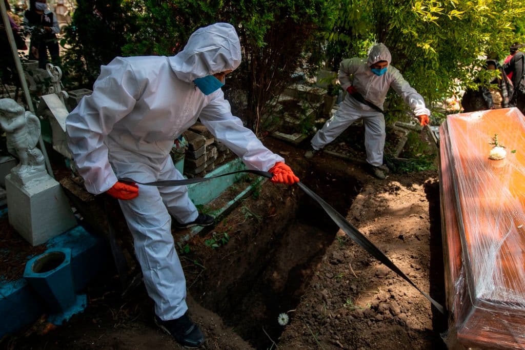 Sepultureros trabajan durante un funeral en el cementerio de San Isidro en Azcapotzalco.
<br>
<br>El gobierno reconoce que las cifras reales pueden ser superiores a las oficiales. Algo que se debe al nivel extremadamente bajo de pruebas que se realizan en México.
<br>
<br>La nación apenas ha realizado aproximadamente 1 millón 50,000 pruebas hasta la fecha, mucho menos de una por cada 100 habitantes.
<br>
<br>