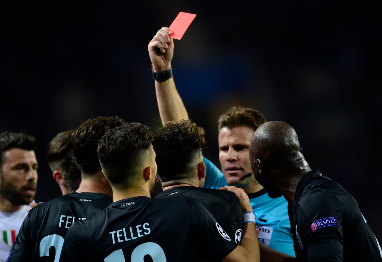 Apenas dos minuto después de su amonestación, Telles vio de nuevo la tarjeta y eso generó su expulsión, ante la impotencia de sus compañeros.