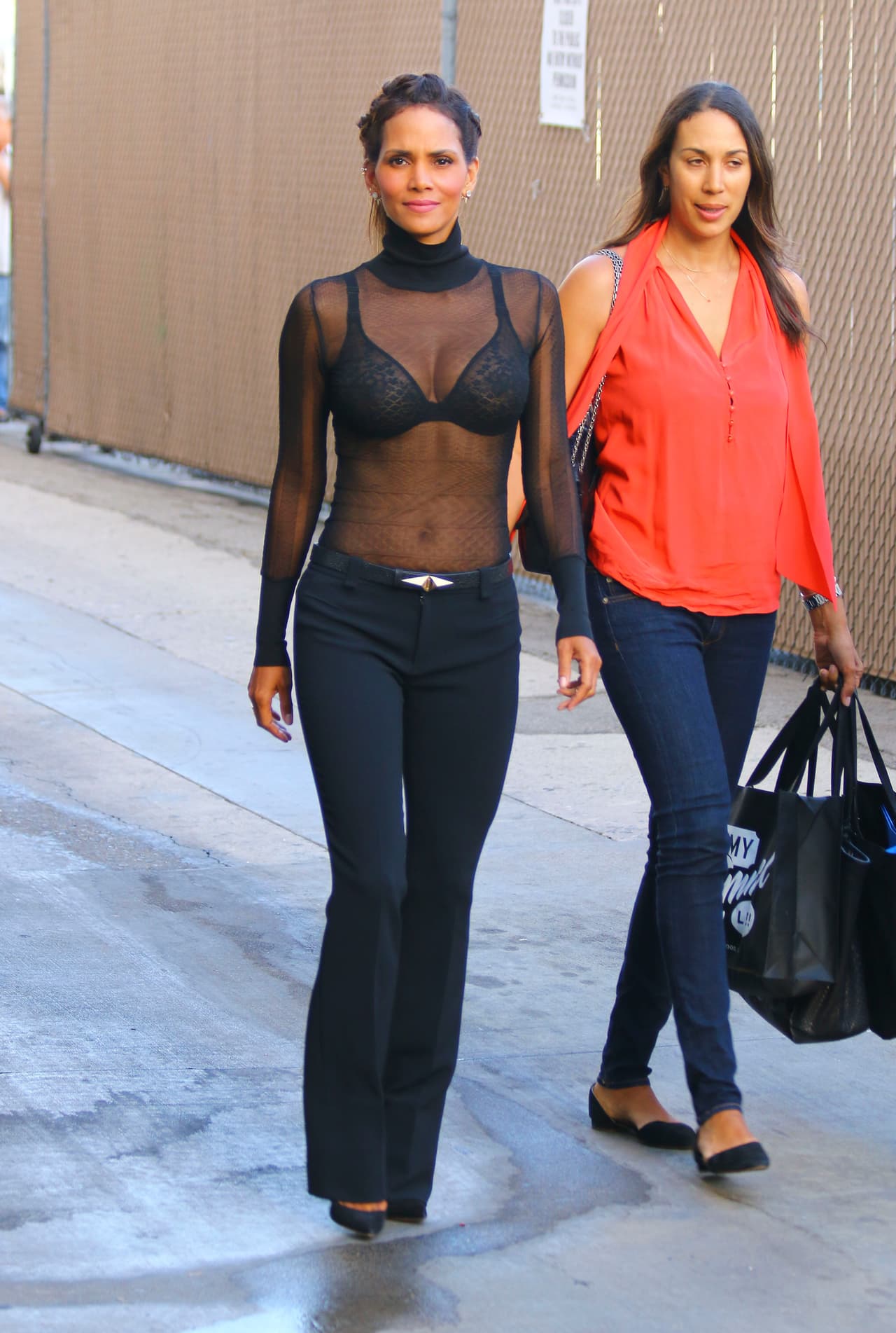 Una de las imágenes de la semana fue la increíble figura de Halle Berry, y es que a sus 49 años la actriz no tiene miedo a mostrar su ropa interior y ese abdomen plano. La sensualidad acompañada de elegancia hacen que Halle se lleve un diez.