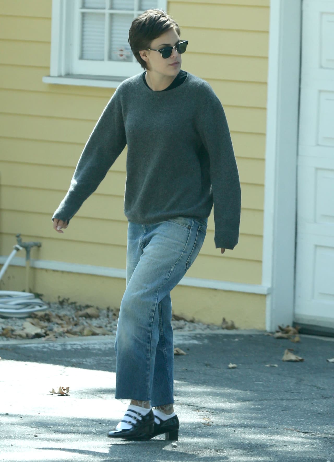 Tallulah, la hija de Demi Moore esta reprobadísima esta semana. Una sudadera olgada nunca debería combinarse con unos jeans olgados. De los calcetines y el peinado ya ni hablamos.