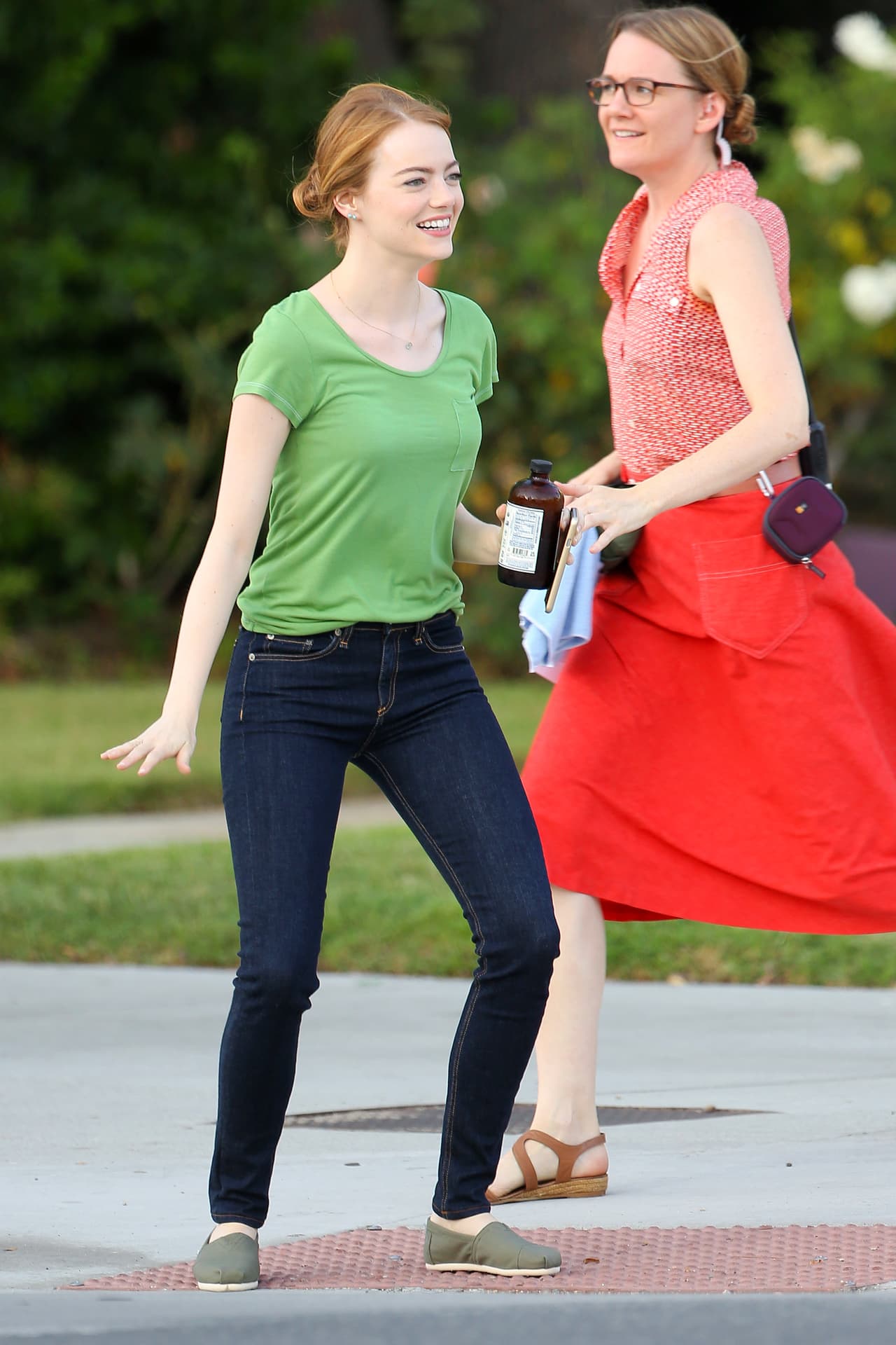 Emma no pierde el estilo nunca, y es que en realidad una simple ‘t-shirt’, un pantalón y unas alpargatas le van bien en un día normal. ¡Aprobada!