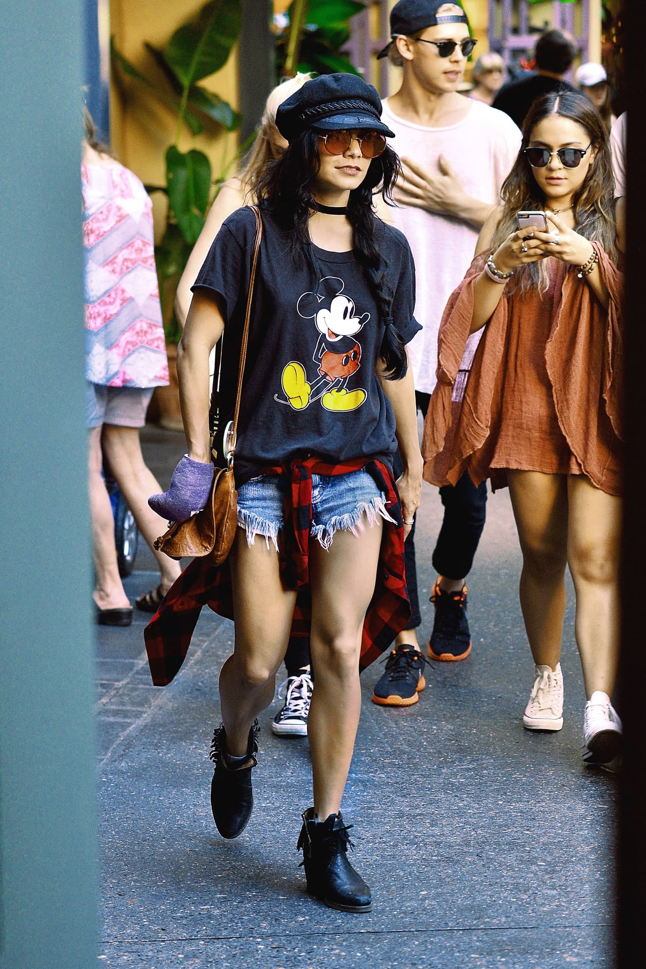 No hubiéramos catalogado a Vanessa Hudgens como una de las peores sí hubiera omitido ese gorrito y la camisa amarrada en la cintura, ambas cosas simplemente estaban de más. ¡Reprobada Vanessa!