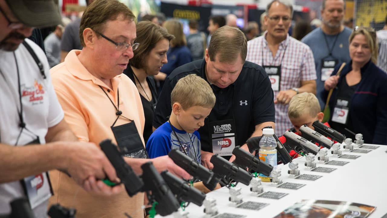 NRA lamenta tiroteo en escuela Robb, pero realizará su conferencia anual en Houston