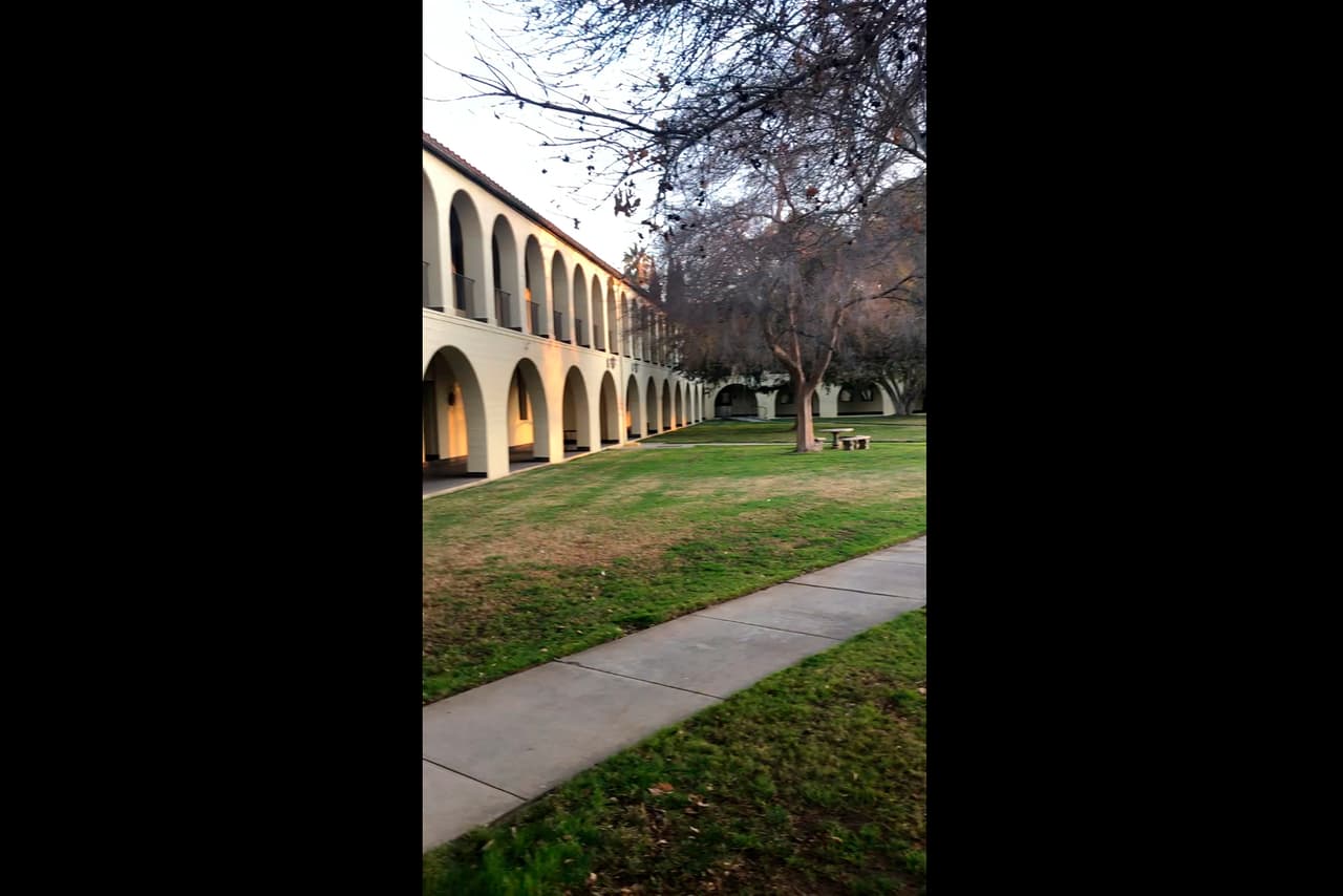 Una de las áreas de la base aérea March. Las personas que fueron aisladas en esta instalación son funcionarios consulares, empresarios y familias. Fueron evacuados de Wuhan en un avión fletado de EEUU la semana pasada. Desde entonces, han formado su propia comunidad mientras esperan ser dados de alta.
<br>