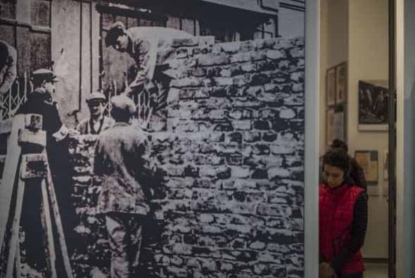 Hoy 27 de enero se conmemoran 70 años liberación de Auschwitz, el campo de concentración donde millones de seres humanos perdieron la vida por la terrible idea de exterminación de la población judía. Impresionante video #Auschwitz70 aquí Galería que la humanidad no debe olvidar.
