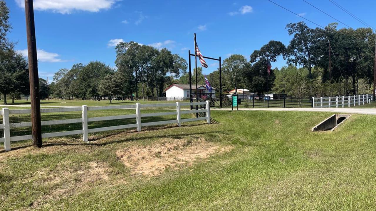 Christopher caminó millas y 
<b><a href="https://www.univision.com/local/houston-kxln/caso-christopher-ramirez-nino-perdido-condado-grimes-norte-de-houston" target="_blank">Tim Halfin</a></b>, un vecino de Plantersville lo halló dentro de su propiedad el sábado por la mañana. 
<br>