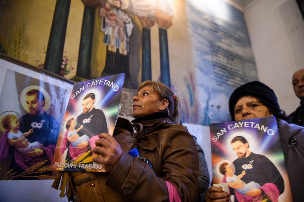 No fue sino hasta los 33 años que decidió convertirse en sacerdote, pero era tanto el respeto que tenía por la religión y la Santa Misa que no ofició su primera ceremonia sino tres meses después de su ordenación sacerdotal, ya que quería prepararse lo mejor posible para hacer bien y honrar el proceso.