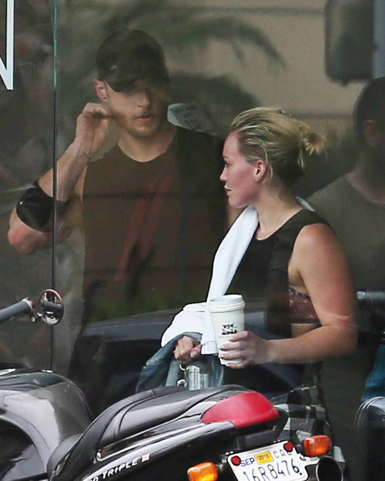 Hilary DuffLas cámaras la captaron en el gym charlando con un misterioso hombre.