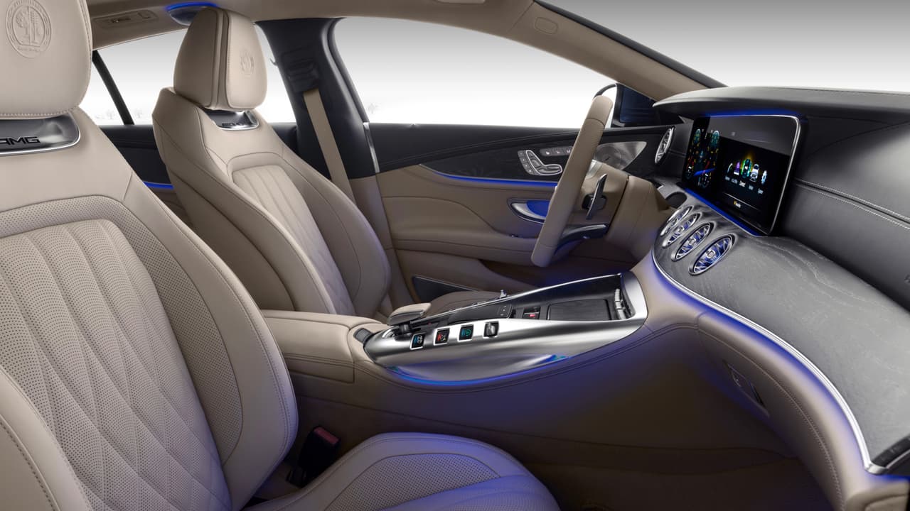 La cabina del Mercedes-AMG GT Coupé de 4 puertas pueden ser extremadamente personalizable, gracias a una variada gama de asientos, texturas materiales y colores. El auto puede lucir como un elegante gran turismo . . .