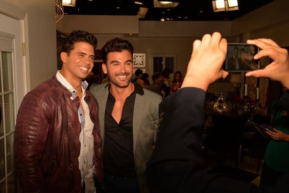 "Voltea Pa' Que Te Enamores" comenzó las grabaciones con el tradicional claquetazo. Esta nueva telenovela contará con las actuaciones de Pedro Moreno, María Elena Dávila, Cristina Bernal, Frances Ondiviela, Cecilia Gabriel, Harry Geithner, Fernando Carrera, Roberto Matheus, Victor Cámara, Lupita Ferrer, Eduardo Serrano, William Valdez, Nastasha Dominguez, Maite Embil, Adrian Di Monti, Mariet Rodriguez, Mijail Mulkay, Ariel López Padilla, Mauricio Mejías, y Alfredo Huereca.