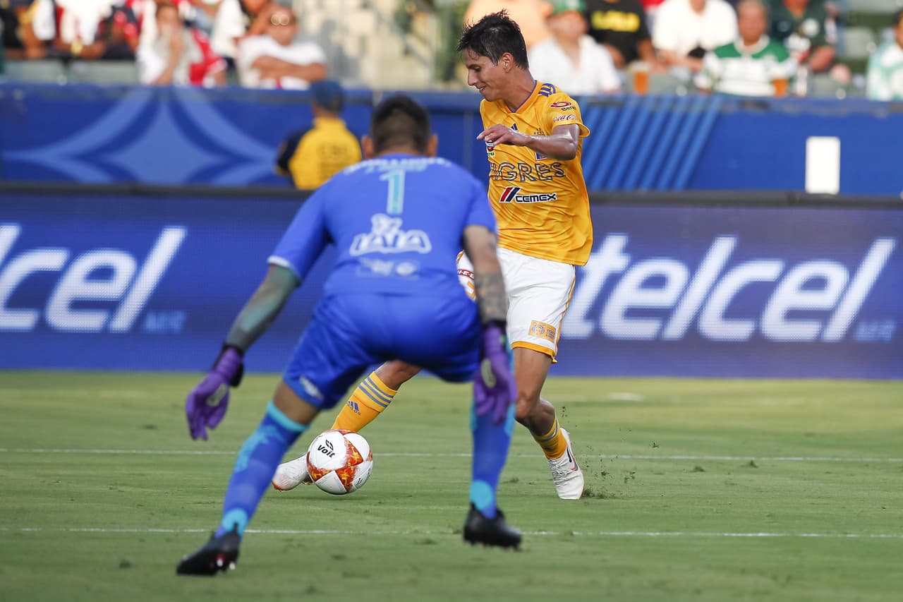 Al minuto 66 vino otra descolgada a velocidad de Jürgen Damm superando a los defensas, y mostrando porque es uno de los futbolistas más rápidos del planeta, en el que habilitó a un compañero con una diagonal de la muerte.