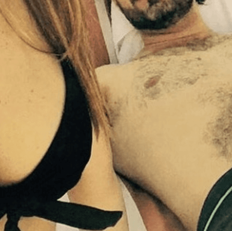 La polémica siguió en cada imagen, de la misma serie, que compartía.