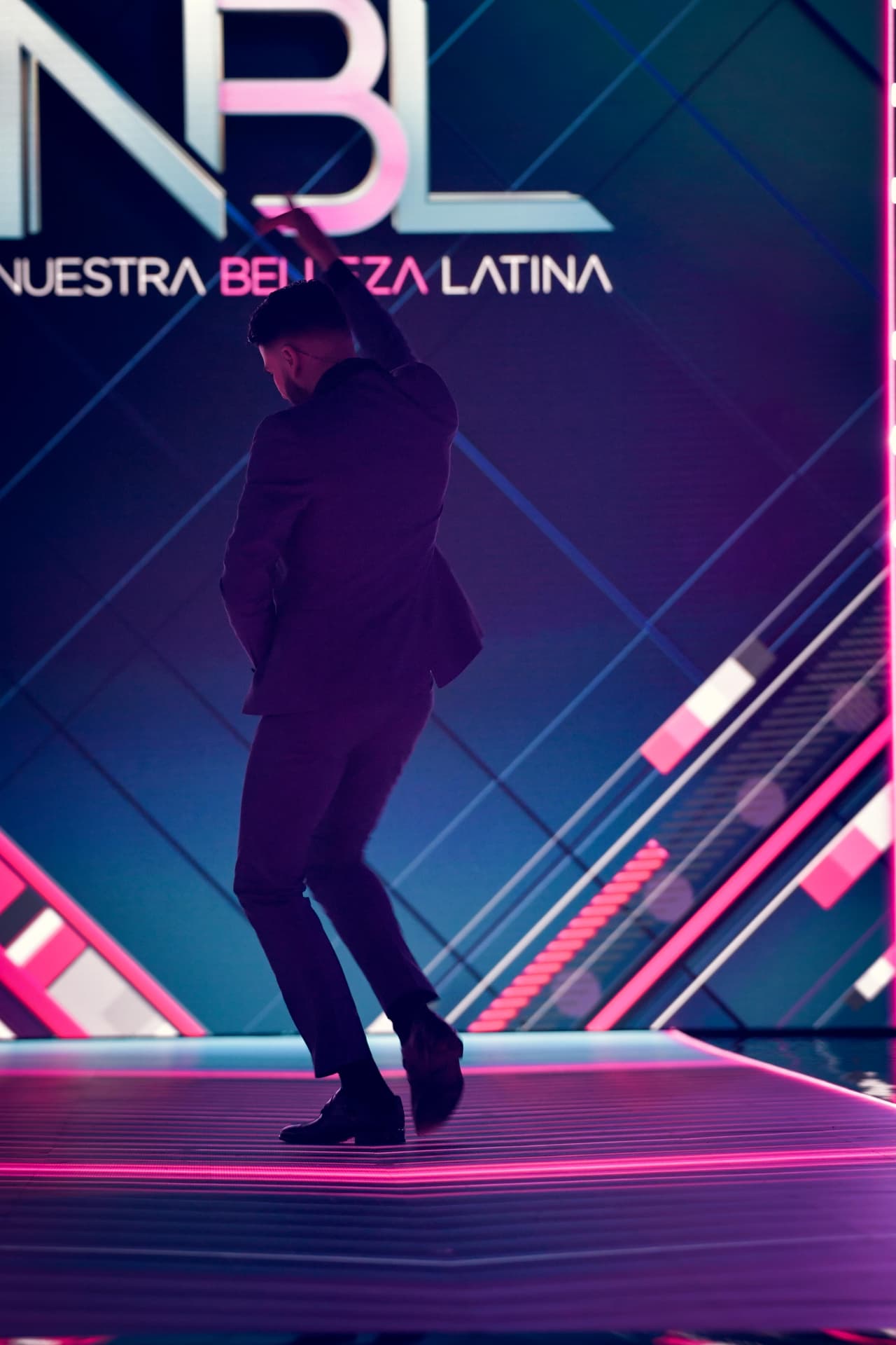 Dispuesto a entregarse totalmente al público, el español mostró sus grandes dotes para el tradicional baile.