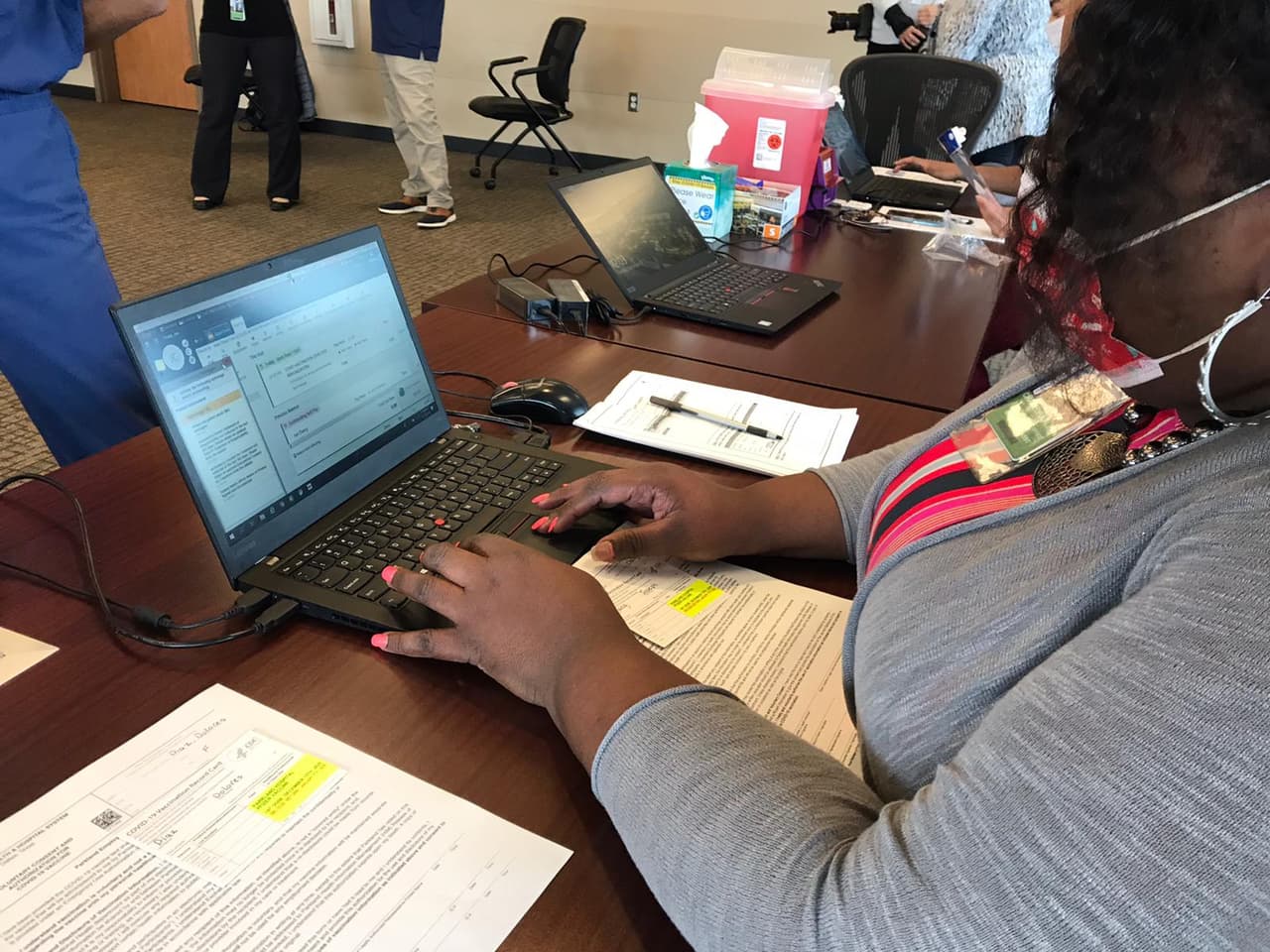 El proceso fue rápido pero los que recibieron la vacuna estuvieron en observación por expertos para detectar cualquier tipo de efecto secundario.