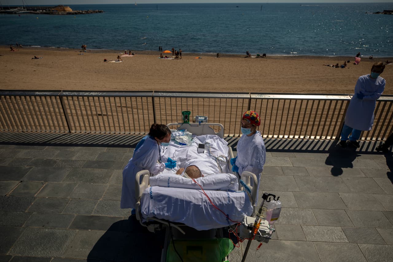 Francisco España, un paciente de
<a href="https://www.univision.com/temas/coronavirus">covid-19</a> de 60 años, mira el Mar Mediterráneo en la costera ciudad de Barcelona. Después de casi dos meses de estar sedado y conectado a vías intravenosas en la unidad de cuidados intensivos del Hospital del Mar, España pudo tener unos minutos para llenar sus pulmones enfermos de aire fresco.